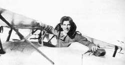 Luis Tuya en lo que parece ser la cabina de un Nieuport-Delage 52, lo que dataría la imagen entre diciembre y febrero de 1936. 