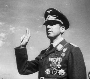Salas Larrazábal, con uniforme de la Luftwaffe en la Unión Soviética, 1941, prestando juramento de fidelidad al Führer. Como piloto del componente aéreo de la División Azul (15. Staffeln / JG 27), donde acreditaría seis derribos. Se retiraría como Teniente General del Ejército del Aire franquista en los años 70. 